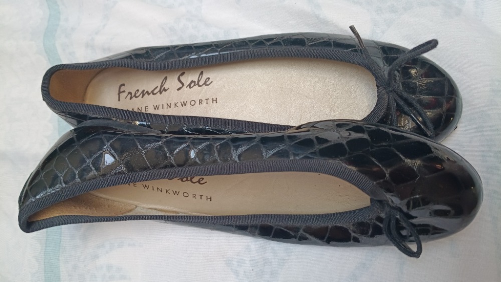 Blac ballet flat shoes by French Sole