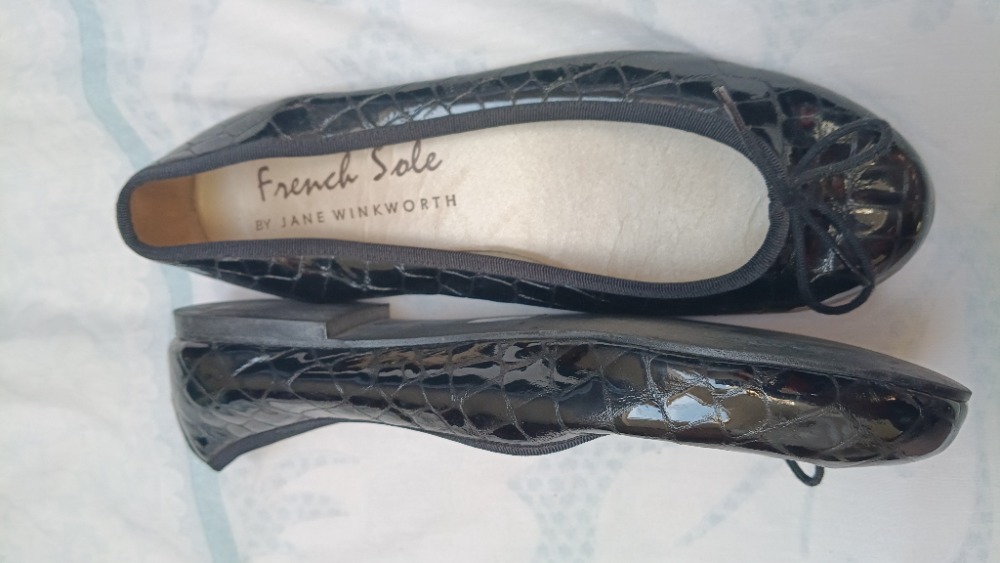 Blac ballet flat shoes by French Sole
