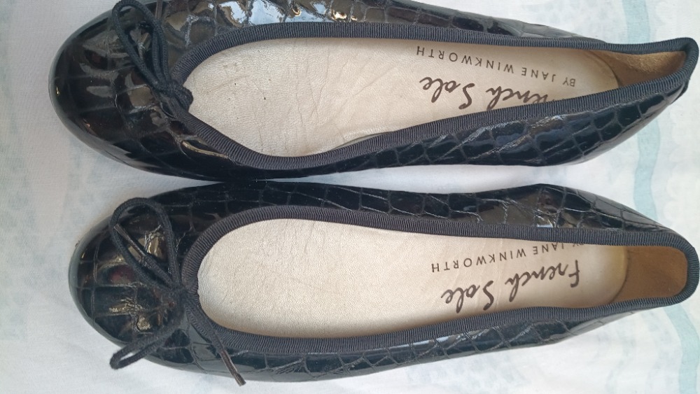 Blac ballet flat shoes by French Sole