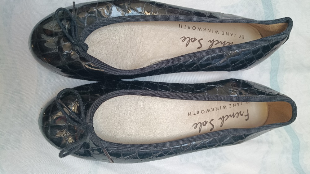 Blac ballet flat shoes by French Sole