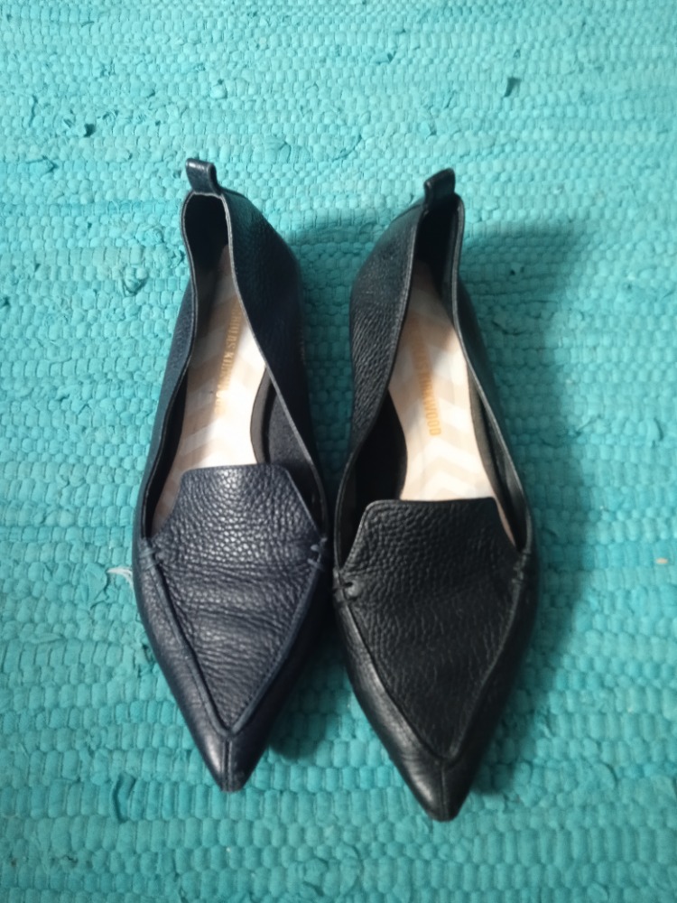 Black flat loafers with pointed toe by Nicholas Kirkwood